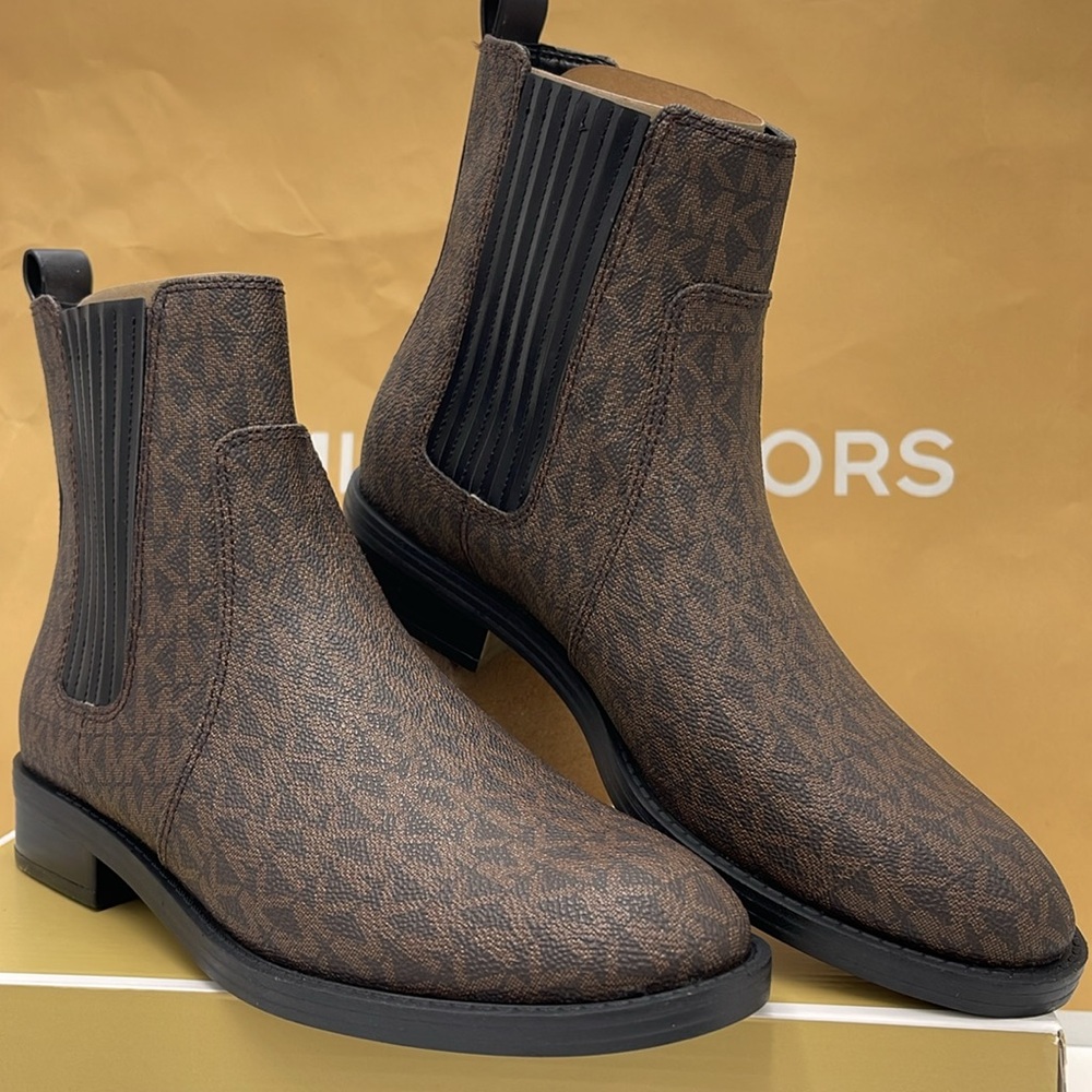 Michael Kors ELLA FLAT BOOTIE MK SIG SM
49F4ELFE5B
BROWN - Picture 4 of 16